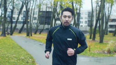 日本人在雨天跑步(慢动作)