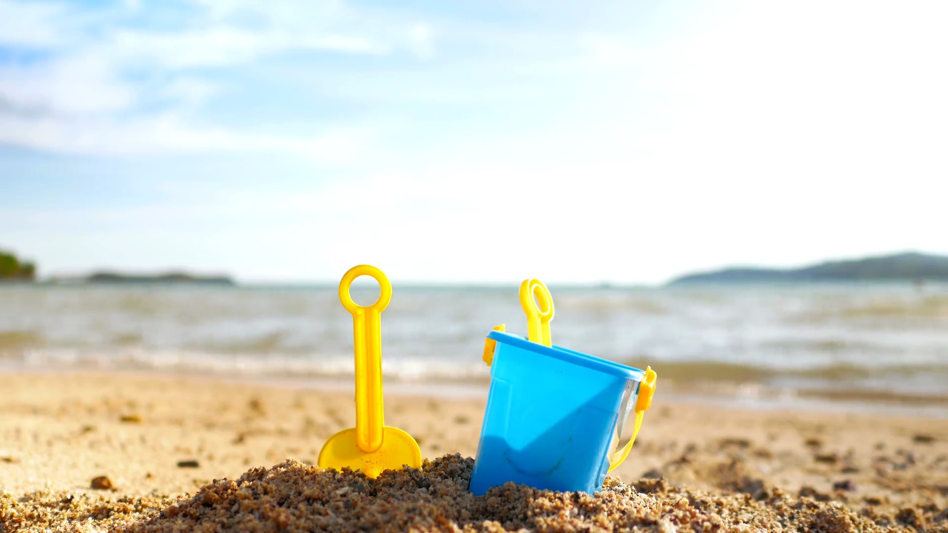 海浪沙滩上的玩具选择焦点浅景深夏日气氛