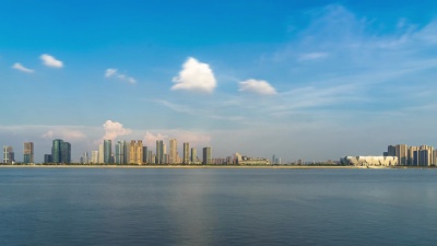 蓝云天中近河现代城市的城市景观时光流逝