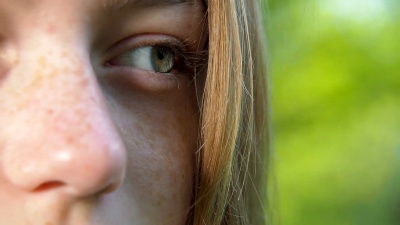 女孩悲伤的眼睛