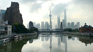 上海外滩花园大桥在天际线