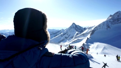 山上的女人在滑雪胜地看着美丽的风景