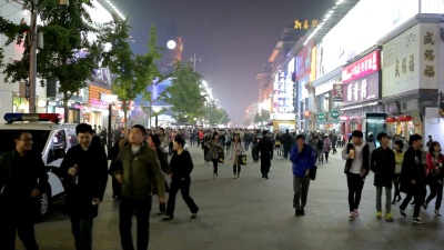 走在北京、中国的人们