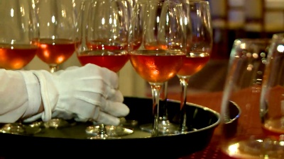 酒杯上的间距。世俗晚餐。与客人会面