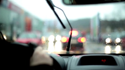   雨中驾车