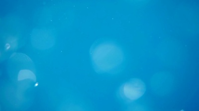 气泡上升。水下射击。慢动作。