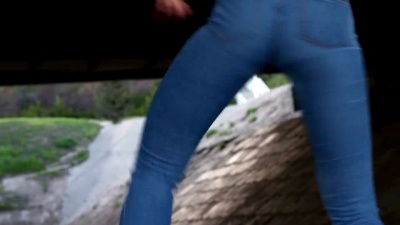 性感女人屁股在牛仔裤里跳舞。摇摆屁股特写镜头