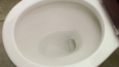手机不小心掉进了马桶里。根据在线地址簿网站Plaxo的一项研究，五分之一的人将智能手机掉进了马桶。