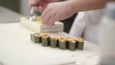 日本厨师准备寿司