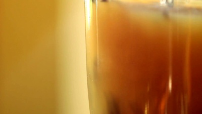 往茶里加牛奶