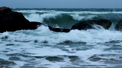 冬季暴风雨中海浪在海堤上破碎。