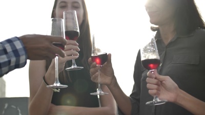 一群人在日落的屋顶喝酒