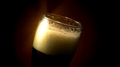 深色琥珀色啤酒填充星过滤器