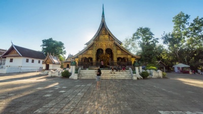  延时 老挝琅勃拉邦瓦雄寺和旅游者。
