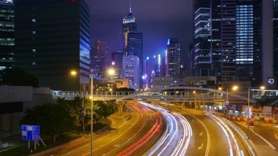 夜间交通延时与香港摩天大楼景观。