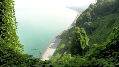 夏日，火车从隧道中驶离佐治亚州的巴统公园(Park-Batumi)