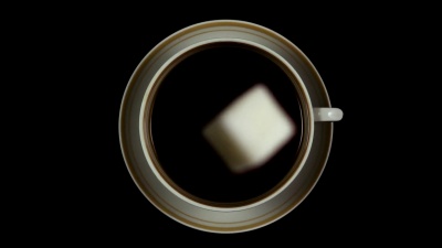 俯视图。糖滴入红茶中。慢动作