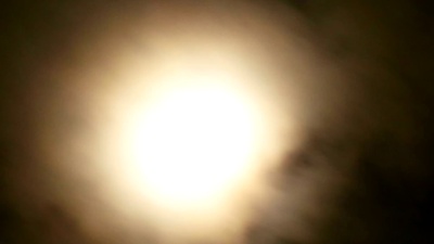 月球周围爆炸的夜云的时间间隔。