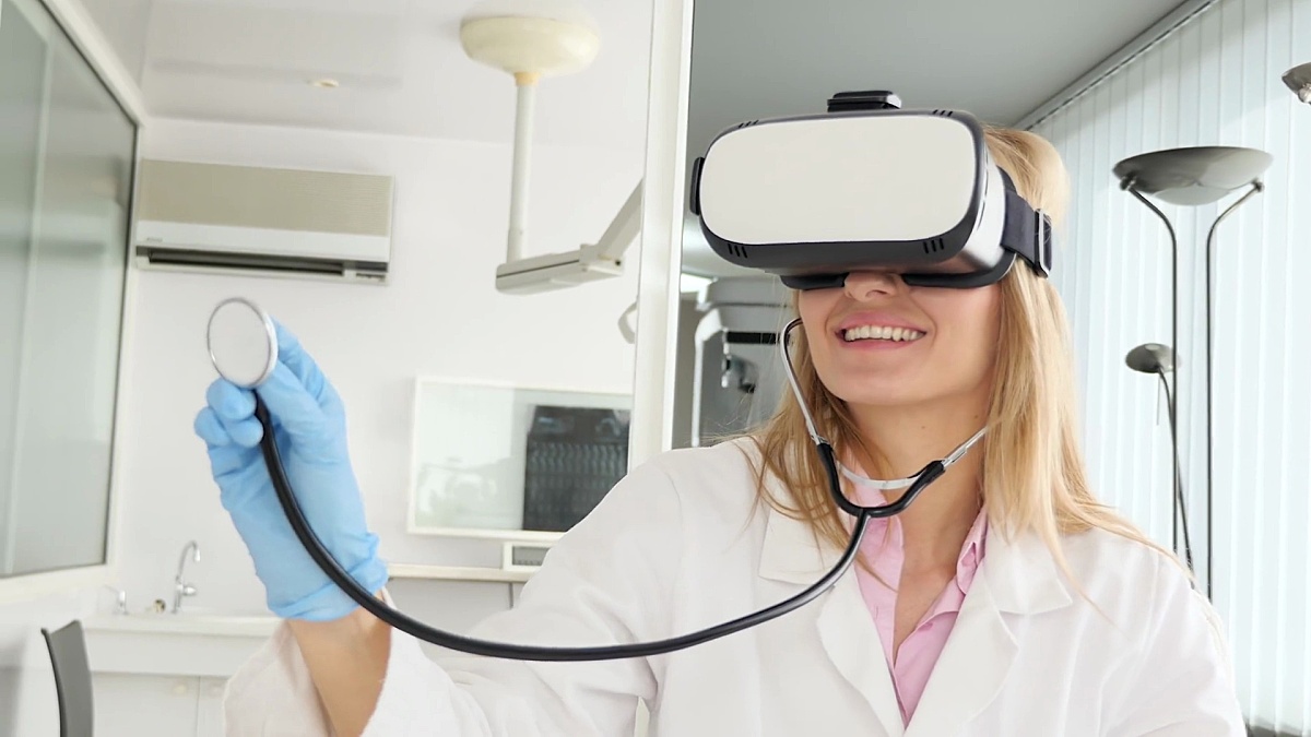 医生与VR模拟器和听诊器