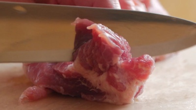 厨师用刀切生肉