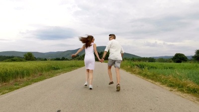 男人和女人一起跑步。慢动作