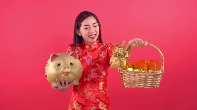 穿中式服装的女人