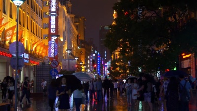 上海市夜景照亮著名步行街全景 中国