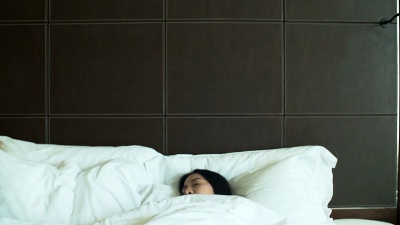   女人从噩梦中被焦虑感唤醒
