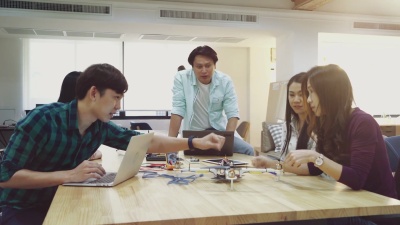 一群年轻的初学者一起在会议室开会