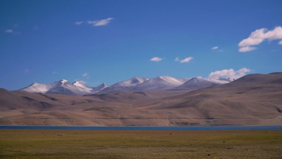  延时；Leh Ladakh的左莫里湖和绿地。