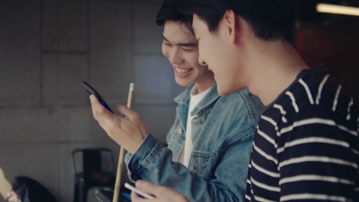 LGBT 快乐的年轻夫妇坐在沙发上玩电子游戏