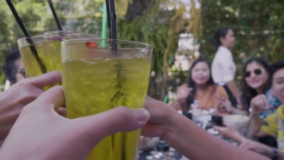 在后院的晚宴上庆祝