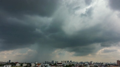 曼谷天空白天雨云的延时摄影