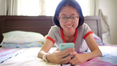 亚洲家庭使用数字平板电脑和智能手机在家工作，并通过网上购物放松