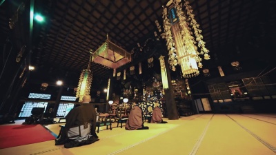 DS和尚在日本寺庙祈祷