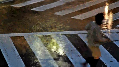 台风期间东京街道上的人行横道。