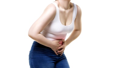 白色背景下有腹痛、胃痛的妇女