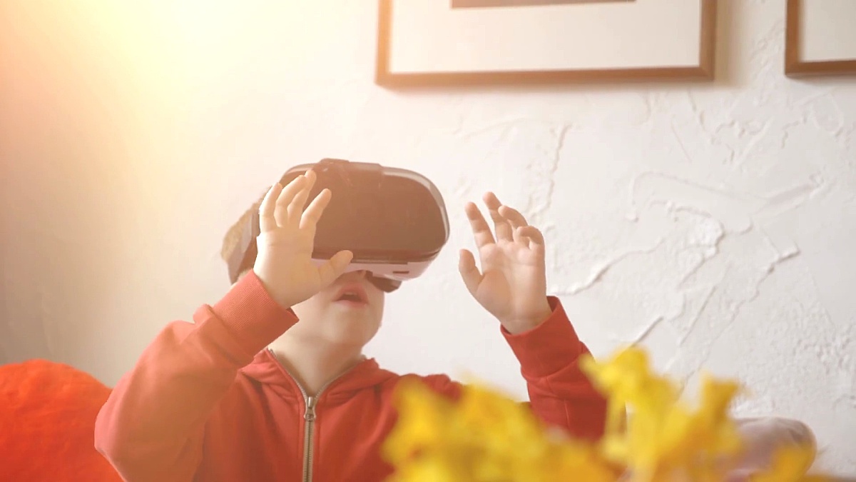 儿童探索虚拟现实和玩 慢动作游戏的视频