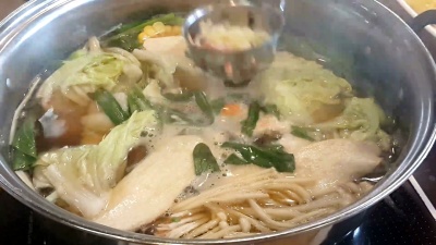 在日本餐厅享受在火锅里吃沙布和寿司烧