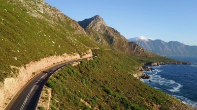 滨海公路环抱风景秀丽的山脉