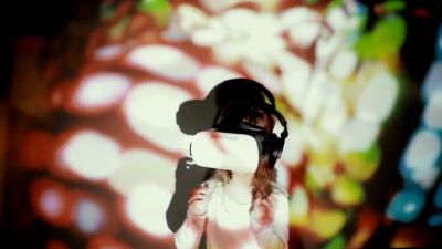 小女孩用VR头盔。VR舞蹈模拟器