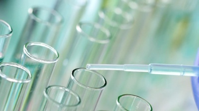 实验室助理滴注试剂，观察反应，科学实验