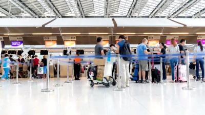 机场办理登机手续柜台延时