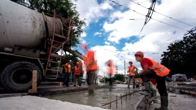 用于道路养护施工的混凝土工程，具有许多工人和搅拌机的时间间隔超时