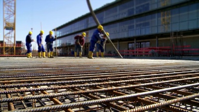 在建筑工地上施工混凝土的工人