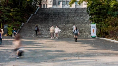  人群在伊娃妇女大学的时光流逝