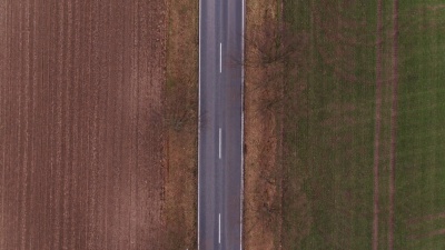 空旷的乡村公路-无人驾驶飞机射击