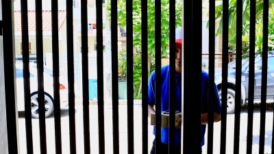 送货男女在家接受送货