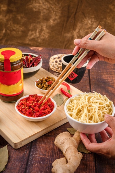 美食系列写实辣椒瓶装辣椒使用场景
