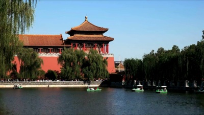 度假者在紫禁城外划船，北京